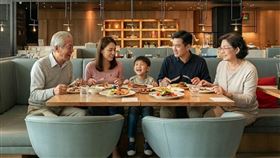 甘粹餐廳4月推出「童樂同行・樂齡同享」，讓家庭聚餐變得輕鬆且溫馨。（圖／AI生成示意）