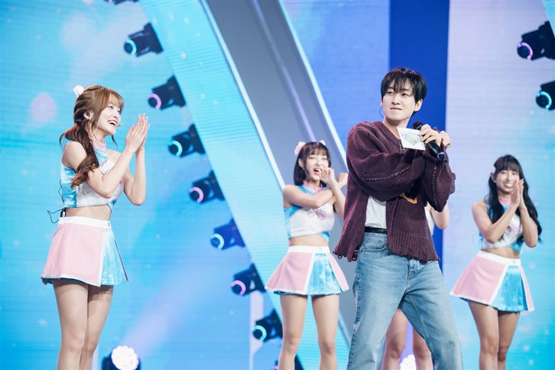 MC銀赫也來挑戰經典的「32撞」。(圖／緯來電視網提供）