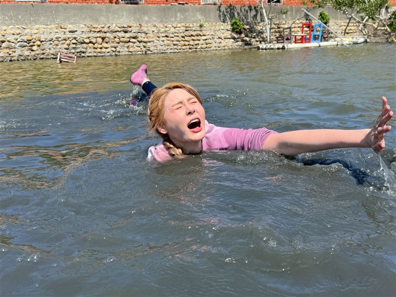 短今外景不慎落水。（圖／民視提供）