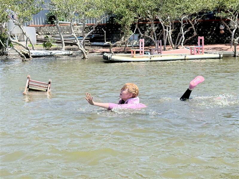 短今落水畫面曝光。（圖／民視提供）