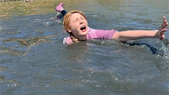 啦啦隊女神出事了　錄到一半突重摔落水