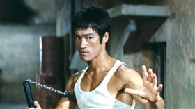 一代武打巨星李小龍1973年猝逝於香港女星丁佩住處，半世紀以來死因眾說紛紜。（圖／翻攝自網路）