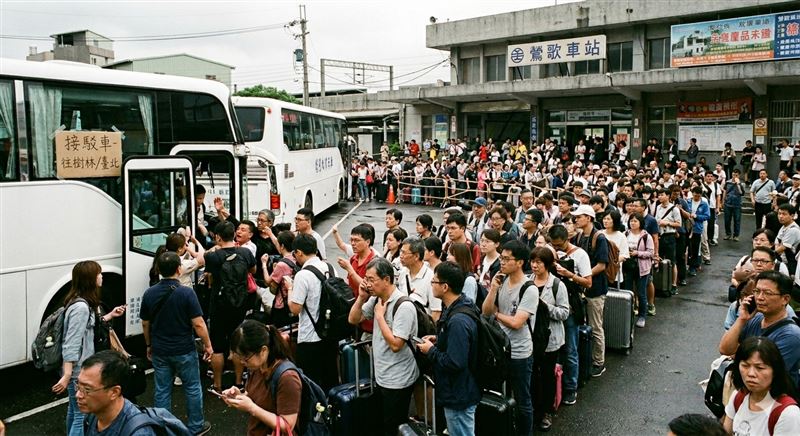 台灣鐵路公司今（27）日上午9時17分因山佳站電力設備故障，導致樹林至鶯歌間雙向列車全面停駛，台鐵啟動公路接駁疏運，不過實際現場卻出現接駁混亂、資訊不清等情況，大量旅客受困車站。（圖／AI生成）