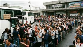 台灣鐵路公司今（27）日上午9時17分因山佳站電力設備故障，導致樹林至鶯歌間雙向列車全面停駛，台鐵啟動公路接駁疏運，不過實際現場卻出現接駁混亂、資訊不清等情況，大量旅客受困車站。（圖／AI生成）