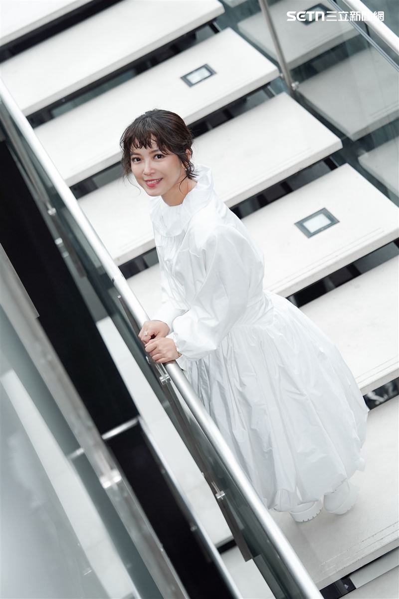 翁鈺鈞接受專訪分享人生歷程和音樂創作故事。(圖/記者趙于瑩攝影)