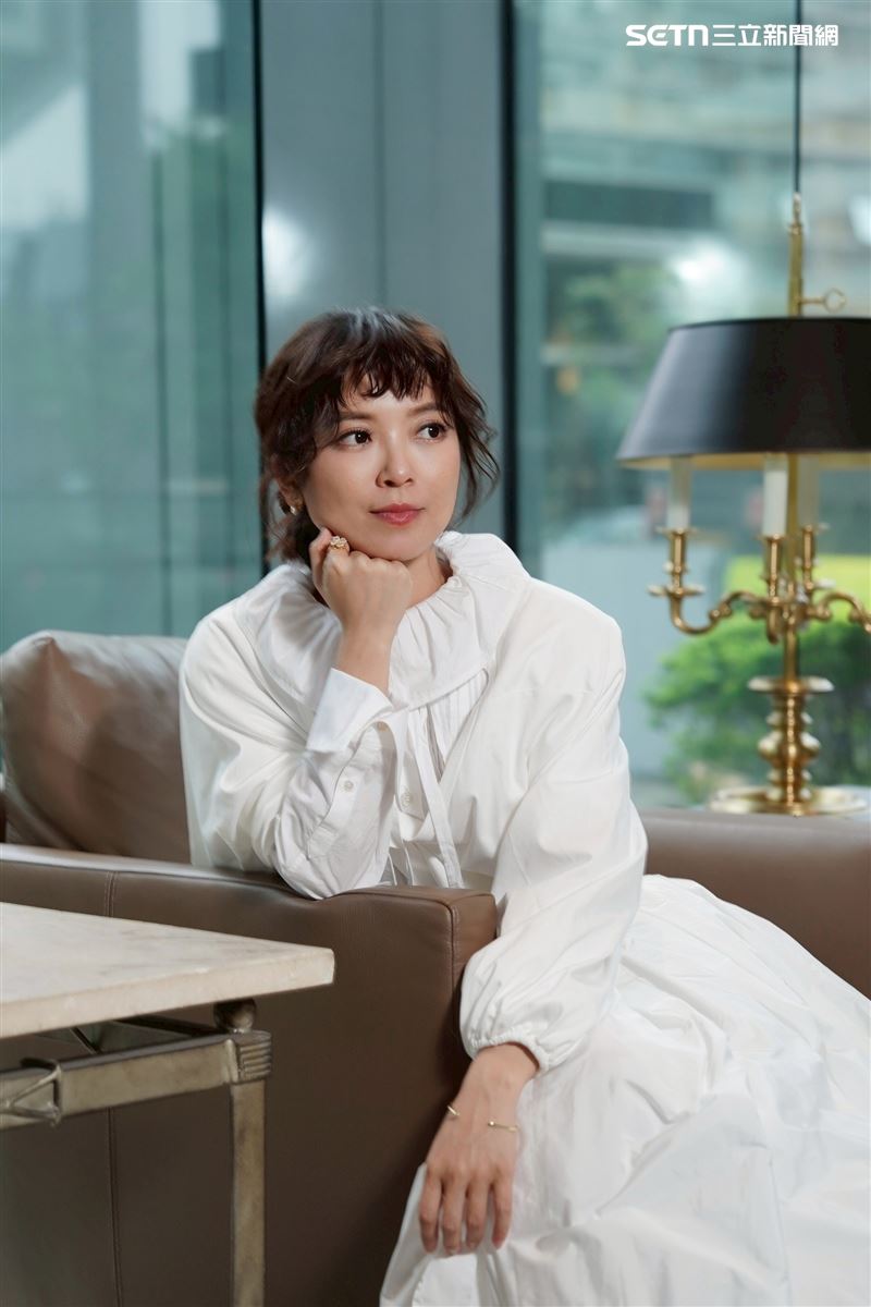 翁鈺鈞接受專訪分享人生歷程和音樂創作故事。(圖/記者趙于瑩攝影)