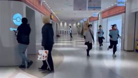 東京池袋的寶可夢中心發生情殺案，目擊者拍下眾人慌亂逃竄。（圖／翻攝自X@Mori_misaki1）

