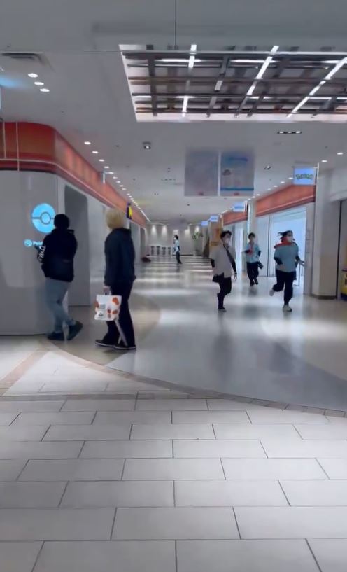 東京池袋的寶可夢中心發生情殺案,目擊者拍下眾人慌亂逃竄。(圖/翻攝自X@Mori_misaki1)