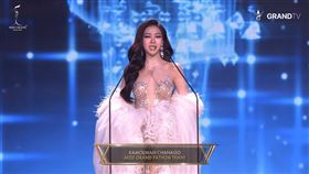 代表巴吞他尼府的甘末宛在開口時，牙齒貼片突然崩落。（翻攝自YouTube／GrandTV）