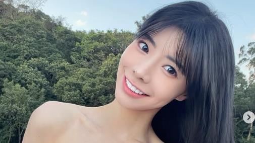 中職最正MC表演一半白襪染血　硬撐到結束