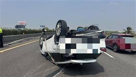國道1驚悚撞擊！休旅車遭撞噴「擦撞護欄失控」180度翻覆（圖／翻攝畫面）