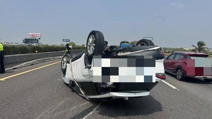 新／國1休旅車遭撞噴！擦撞護欄失控翻覆