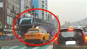 基隆市仁二路、愛三路口，一台大型遊覽車突然逆向轉彎。（圖／翻攝畫面）