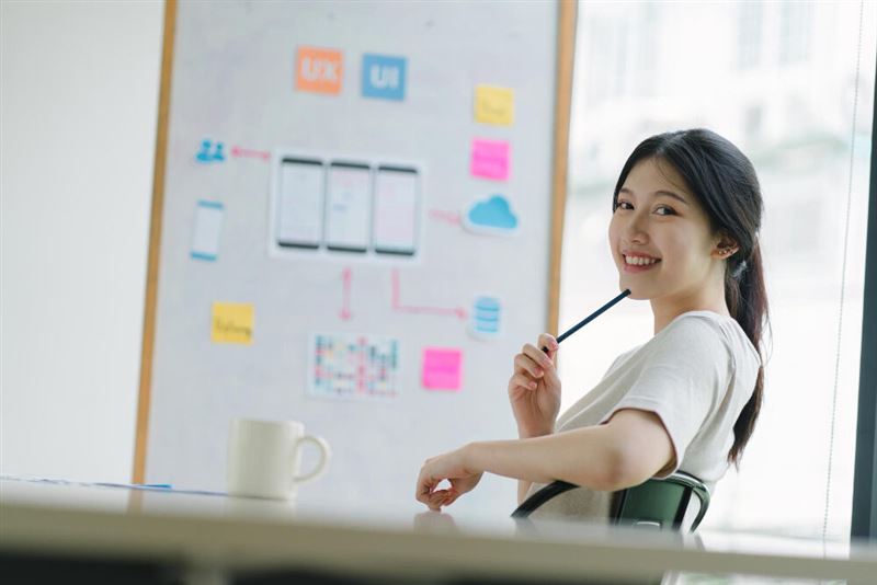 上班族腦年齡亮紅燈？找回活力思緒 5 大對策！醫揭日常保養：從「第一瓶」鷄精開始。（圖／白蘭氏提供）