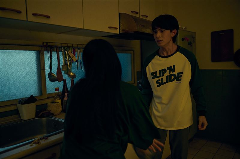 林暉閔《祭弒》與數十隻蟑螂近距離對戲。(圖/威視提供)