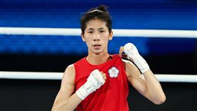 林郁婷巴黎奧運勇奪金牌寫歷史（3）儘管賽前被無端捲入性別爭議等風波，「台灣女拳王」林郁婷（圖）仍專注拚搏每場賽事，法國時間10日晚間成功打下巴黎奧運女子拳擊57公斤級金牌，寫下歷史，賽後她自信展示胸前的中華奧會會徽。中央社記者吳家昇巴黎攝  113年8月11日