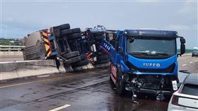 台61恐怖碰撞！廢水槽車碰撞大貨車「衝跨卡分隔島」　駕駛一度受困（圖／翻攝自彰化踢爆網）