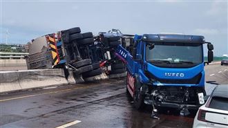 台61車禍！槽車碰撞大貨車「衝跨分隔島」