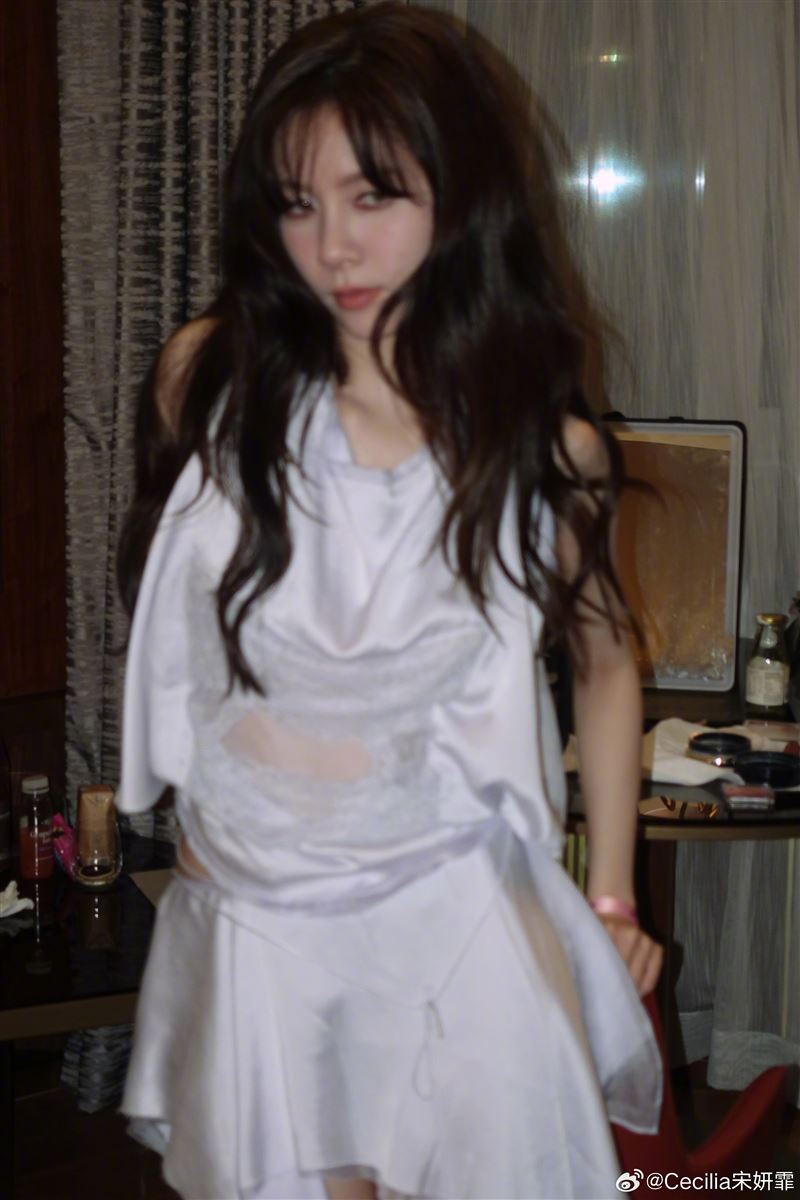 宋妍霏過去曾在南韓JYP娛樂公司當練習生,後來回到中國演藝圈發展,出演過《穿越火線》、《十年三月三十日》等知名電視劇。(圖/翻攝自微博@Cecilia宋妍霏)