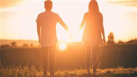 41歲男徵婚開條件，要求年輕瘦女、無子女且婚後同住公婆，還稱年薪150萬「高處不勝寒」，引發網友熱議。（示意圖／Pixabay）