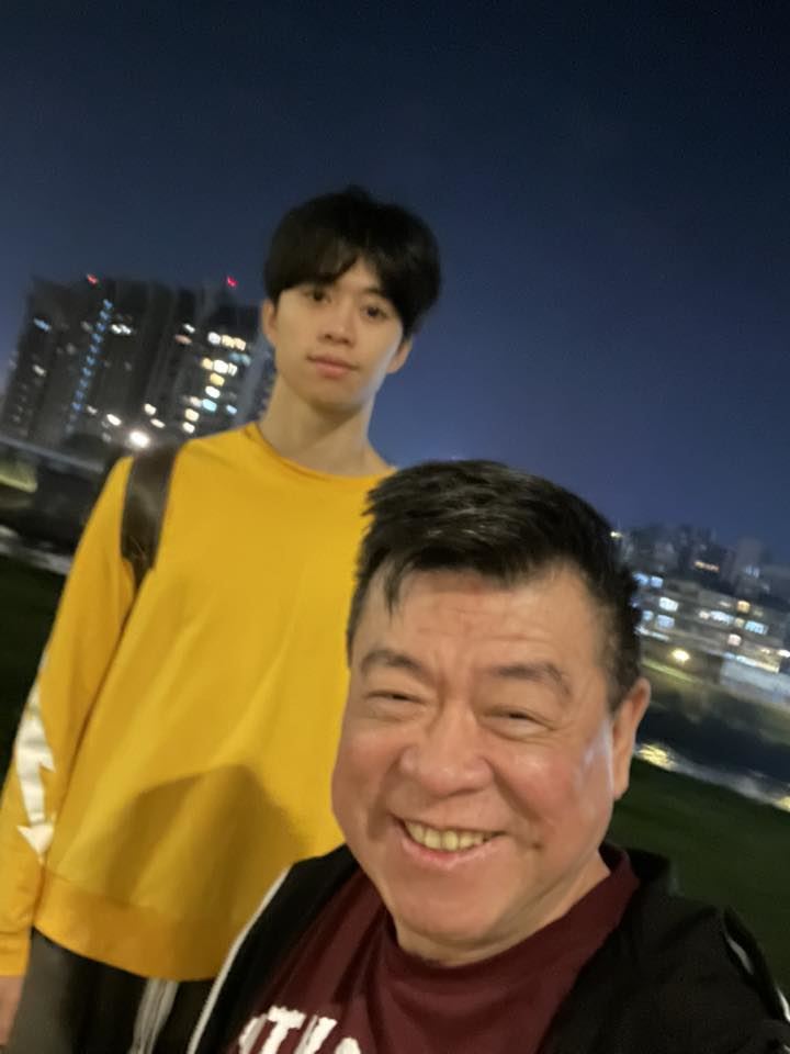 孫德榮宣布26歲的唯哲已入籍成為他的養子。(圖／翻攝自臉書）