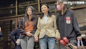▲應曉薇在2個女兒攙扶下，步出法院。（圖／記者楊佩琪攝）