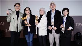 頒獎典禮現場知名影視聽人士聚集，由左自右分別為導演潘客印、導演蕭菊貞、資深編劇吳洛纓、導演萬仁與其妻蘇明明。（圖／記者趙于瑩攝影）