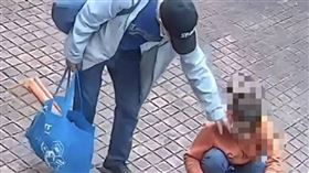 男子跑到「白沙屯古早厝」搭訕、觸摸女移工臉頰，之後大搖大擺離開。（圖／白沙屯媽祖網路電視台創辦人駱調彬提供）