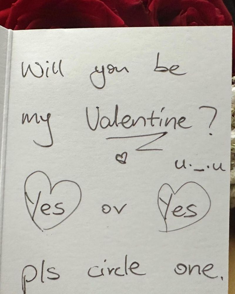 男方準備手寫卡片告白,內容寫道:「妳願意當我的情人嗎?『願意』或『願意』,請選擇。」(圖/翻攝自小紅書)
