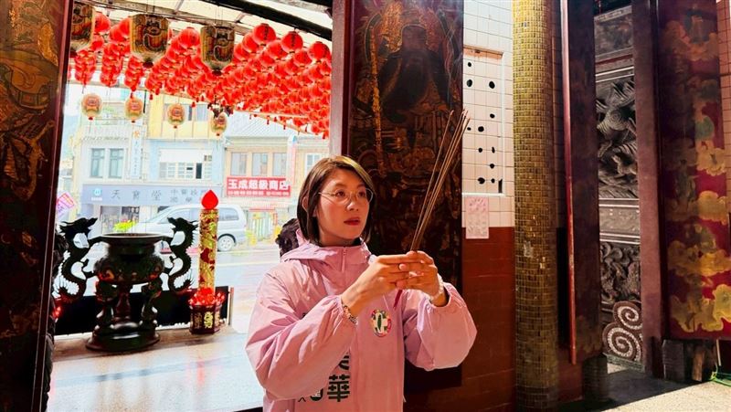 蔡美華冒雨車掃感謝汐金萬鄉親支持
