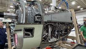 DSRG公司勘查並完成現場維修之的美國海軍E-2 電子作戰及預警機引擎。（圖／翻攝畫面）