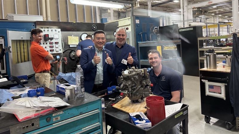 DSRG公司負責人(中)受邀至勞斯萊斯唯一授權之引擎零件控油器維修商Segers 做現場設施勘查。(圖/翻攝畫面)