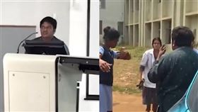 印度醫學院一名助理教授在課堂上公然告白女學生，事後遭到學生毆打。（圖／翻攝自youtube／NDTV）