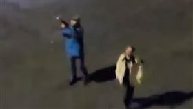 伊朗安全部隊在德黑蘭奇特加爾（Chitgar）社區對公寓瘋狂掃射。（圖／翻攝自每日郵報）