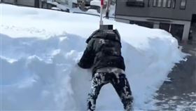 丟臉到國外！台中媽遊日「放任孩亂衝、挖撒積雪」日網暴怒肉搜：滾回去（圖／翻攝自Threads）