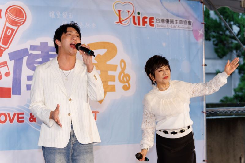 許仙姬也與兒子許明杰合體。(圖／台灣優質生命協會提供）