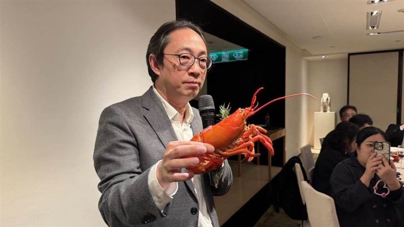 代理式AI戰國時代開打！安侯建業KPMG謝昀澤指出AI龍蝦能主動跨系統執行，如萬事達卡與星展完成的首筆AI支付交易。企業雖享有全天候效率，仍需建立隔離防逃網與行為護欄，在龍蝦與螃蟹併行的生態系中安全駕馭數位大軍。（圖／記者師瑞德攝影）