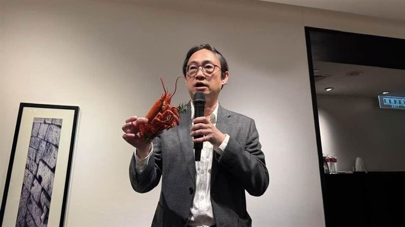 代理式AI戰國時代開打！安侯建業KPMG謝昀澤指出AI龍蝦能主動跨系統執行，如萬事達卡與星展完成的首筆AI支付交易。企業雖享有全天候效率，仍需建立隔離防逃網與行為護欄，在龍蝦與螃蟹併行的生態系中安全駕馭數位大軍。（圖／記者師瑞德攝影）