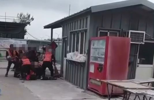 雙方在工作結束後,於廠區門口再次爆發肢體衝突。(圖/翻攝自黑色豪門企業)