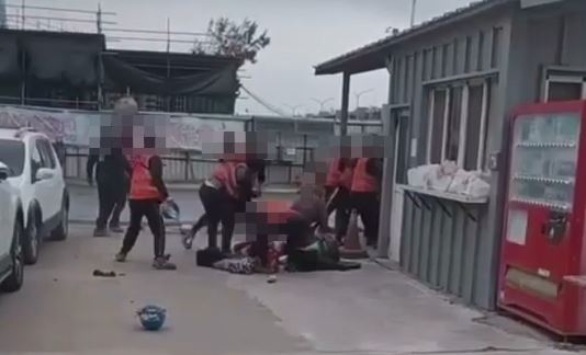 雙方在工作結束後,於廠區門口再次爆發肢體衝突。(圖/翻攝自黑色豪門企業)