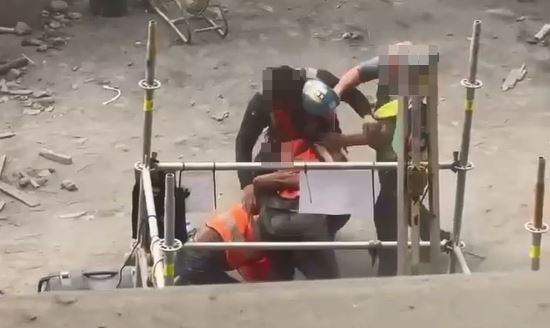 台電火力發電廠分包商員工大亂鬥,在工地大打出手。(圖/翻攝自黑色豪門企業)