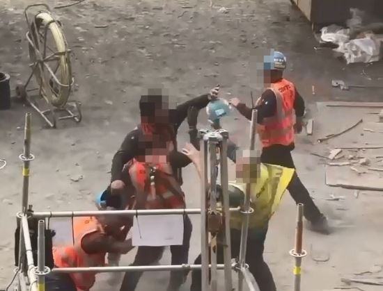 台電火力發電廠分包商員工大亂鬥,在工地大打出手。(圖/翻攝自黑色豪門企業)