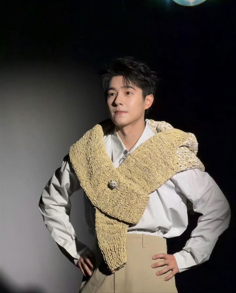 劉昊然遭傳秘婚,如今又被指違規進出陪酒KTV。(圖/翻攝自微博)