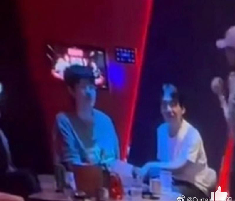 劉昊然被指進出陪酒KTV。(圖/翻攝自微博)