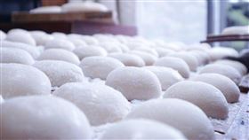 網傳麻糬是「抗尿神器」，營養師解釋，因麻糬在胃中停留時間長，容易產生飽足感，不僅水分進入血液的速度稍稍減速，間接尿液生成的速度就沒那麼快，圖為示意圖。（翻攝自PhotoAC圖庫）