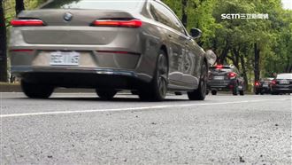 台大旁驚見移動財神爺　騎士2.21萬掉路中