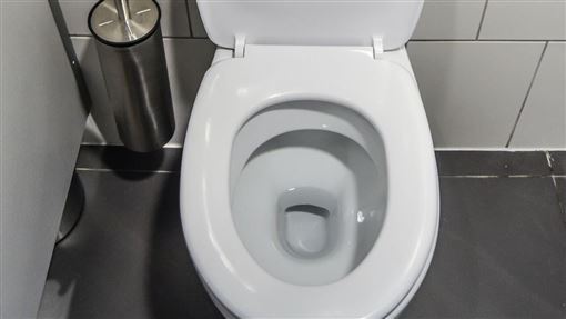 擔任電視台美食節目主持人的50歲邱姓男子，被發現倒臥家中廁所身亡。（圖／資料照）