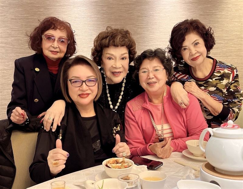 白蝶（右後）離世，生前與周遊（後排中）左起前排張敏、王滿嬌等人開心合影。（圖／李朝永提供）