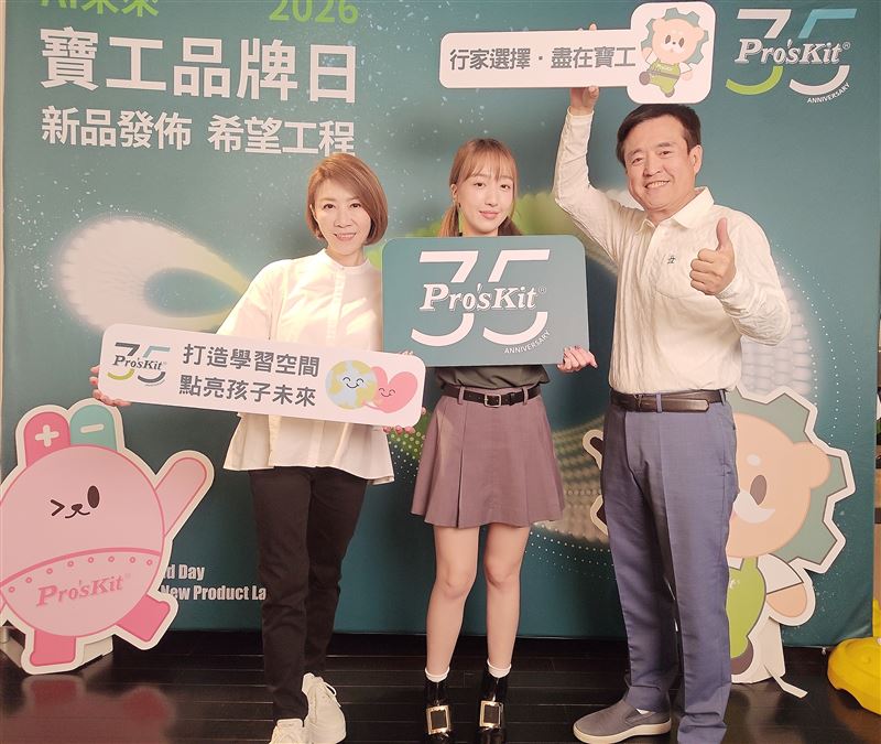 王敏淳與媽媽李翊君獻出首次攜手合作的音樂作品，一同為品牌之歌《一起走下去》譜曲。（圖／寶工Pro'sKit提供）