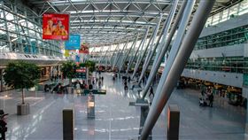 班機延誤時旅客在機場排隊等待，專家建議可同步聯繫客服加快改訂流程。（示意圖／Pixabay）